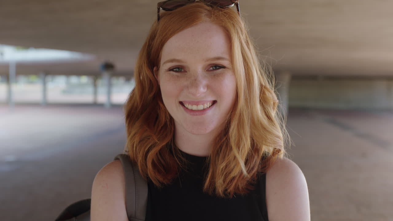 retrato de una mujer joven alegre, feliz, riendo, estudiante segura de sí misma