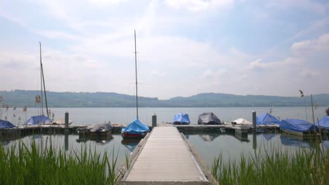 Boote-Auf-Einem-Kleinen-Bootssteg-In-Der-Schweiz-Im-Sommer