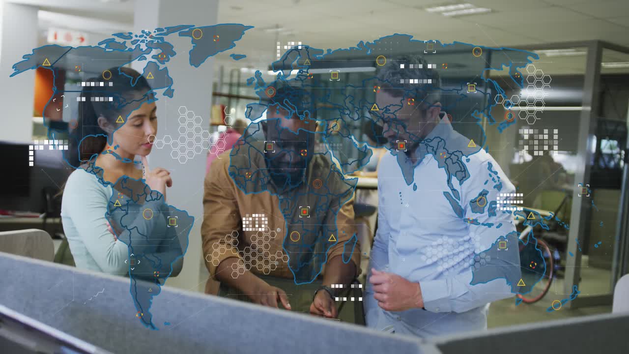 世界地図とデータ処理のアニメーション 様々な同僚がオフィスで一緒に議論している