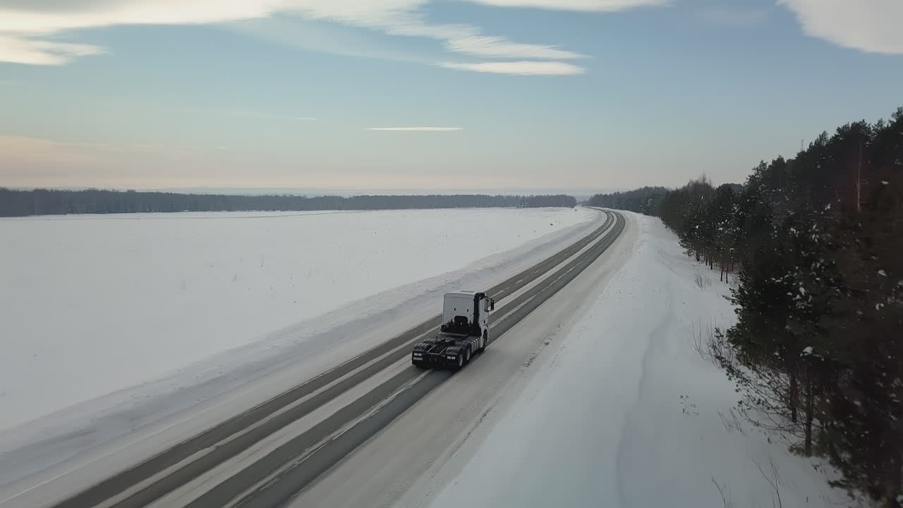 눈 인 고속도로 에 있는 트럭