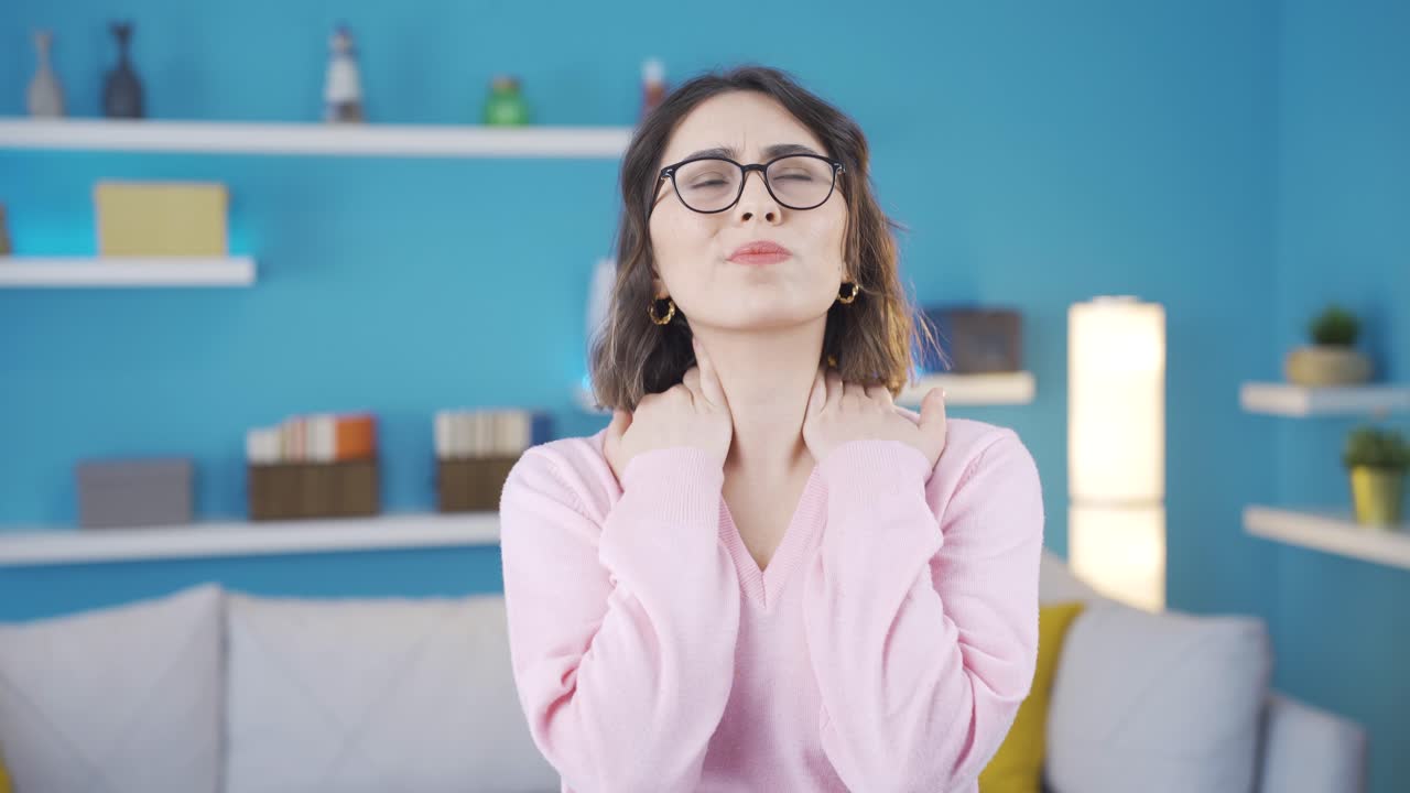 mujer joven que sufre de dolor de cuello.
