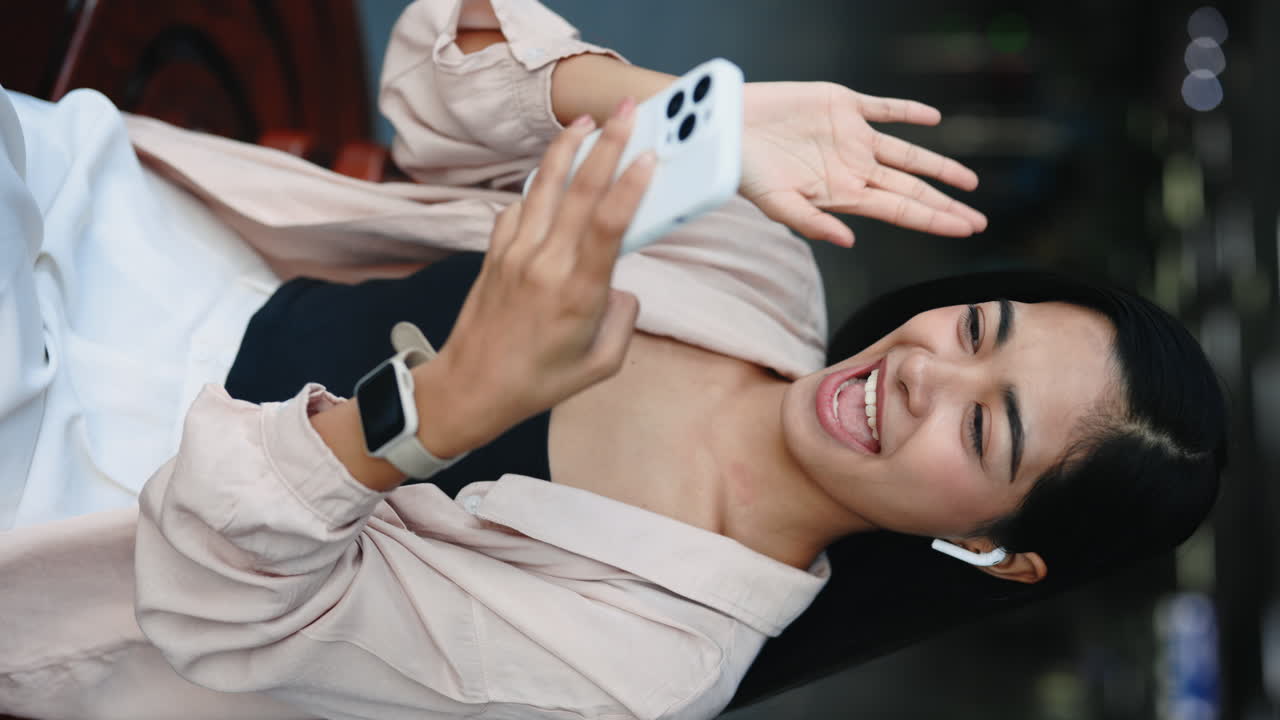 mujer usando teléfono móvil