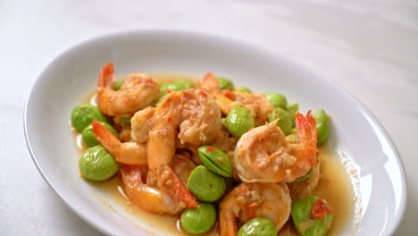 frijol de racimo retorcido salteado con camarones - estilo de comida tailandesa