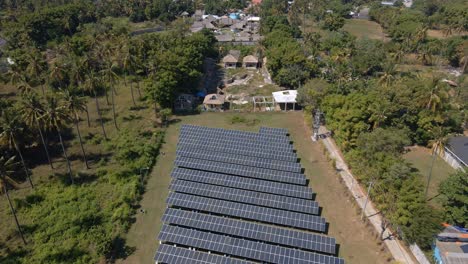 Riesiges-Solarpanel-Farmfeld-Bei-Sonnenschein-Auf-Einer-Exotischen-Insel