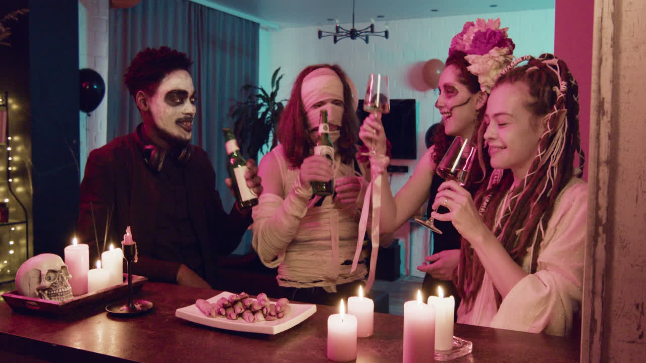 amigos en una fiesta de halloween