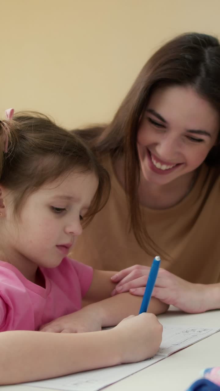madre ayudando a su hija con los deberes