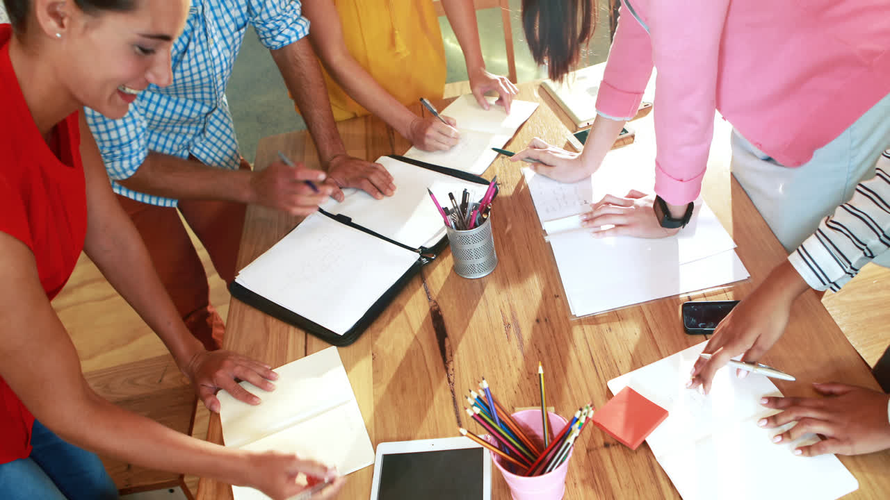 사업가 들 이 토론 하고 있다