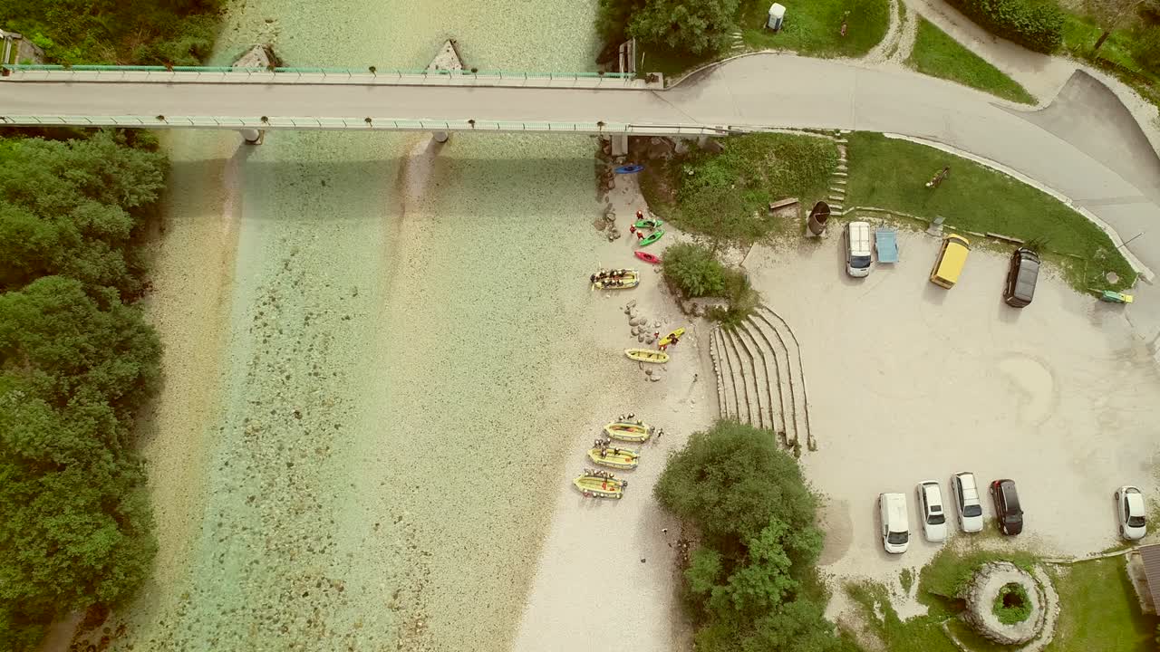 슬로베니아 의 소카 강 에 있는 작은 다리 의 공중 사진.