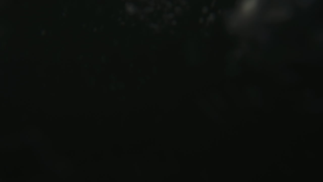 impresionante superficie brillante bajo el agua atrapa luz verde dorada roja en el patrón de agua en el océano