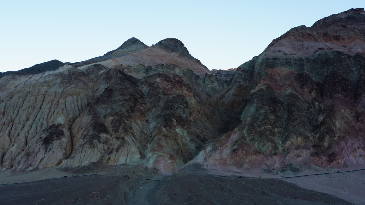 toma aérea vuela más allá de los coloridos acantilados de la unidad del artista