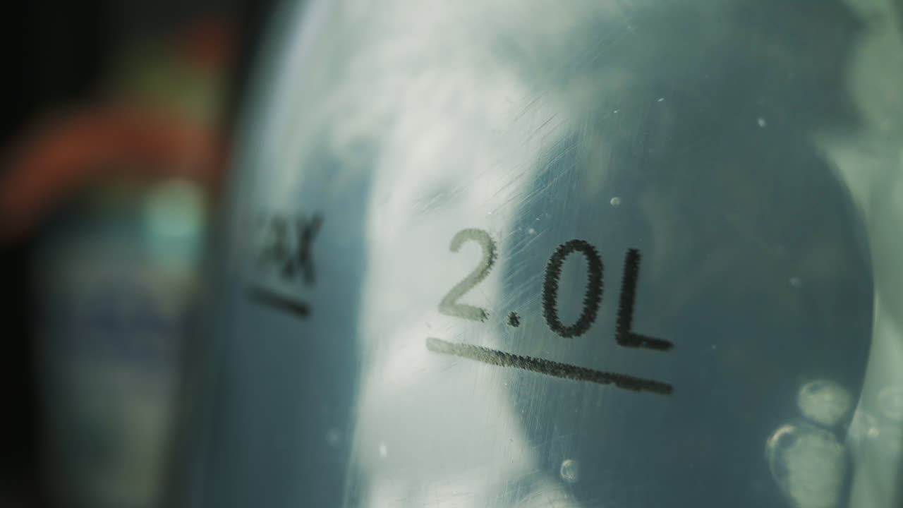 líquido hirviendo en un recipiente de vidrio para encontrar la vacuna antiviral