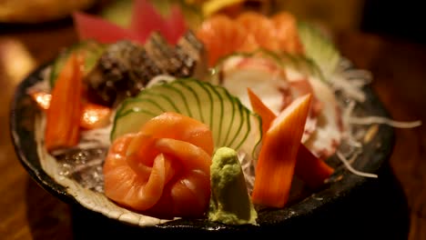 plato de sashimi colorido con ingredientes frescos