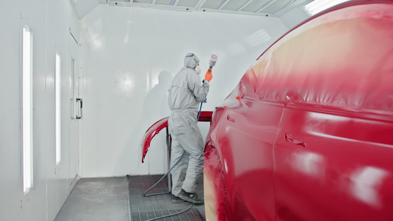 페인트 부스에서 자동차 페인팅