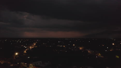 Panoramaaufnahmen-Aus-Der-Luft-Von-Mäßig-Beleuchteten-Straßen-In-Der-Nachtstadt.-Schwere-Wolken-Und-Sturm-Mit-Blitz-In-Der-Ferne.-Valladolid,-Mexiko