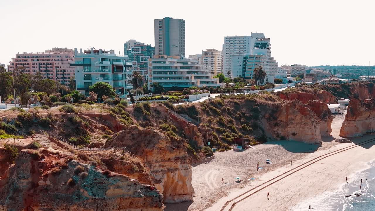 Vista costiera del Portogallo con edifici vicino alla spiaggia durante il giorno