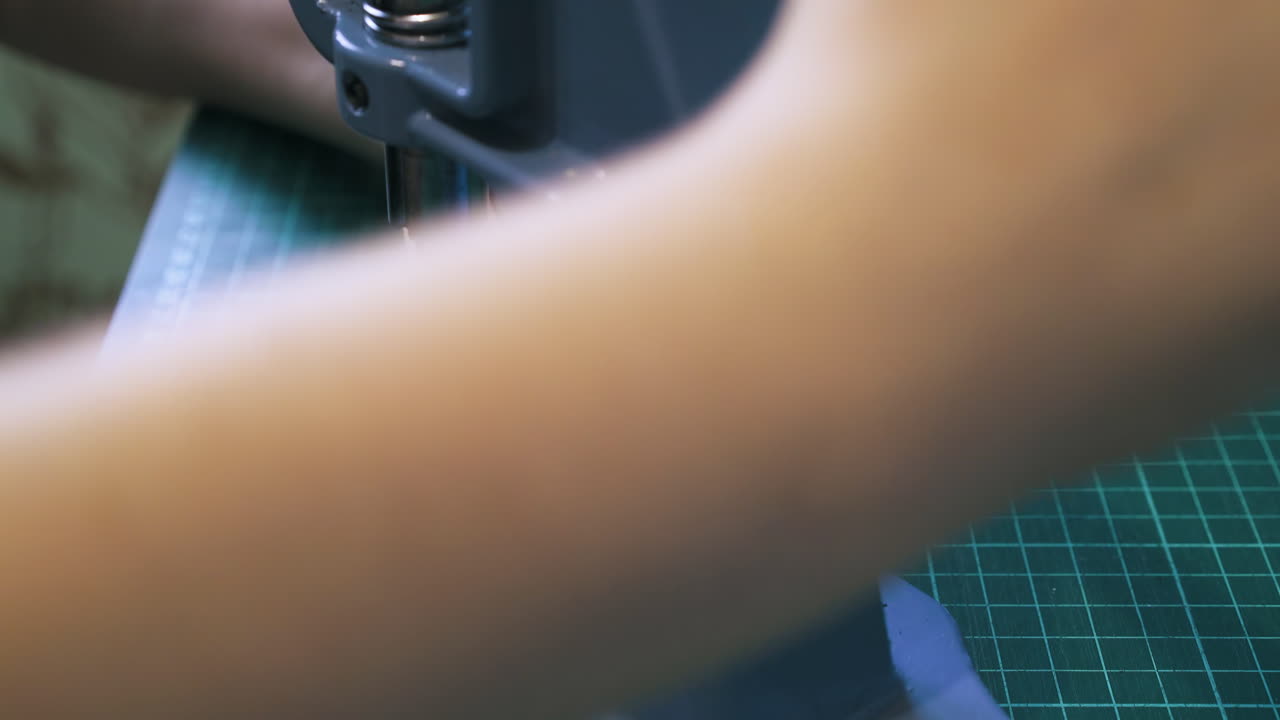 la niña sastre arregla las partes de los ojos en un elegante cinturón de cuero negro