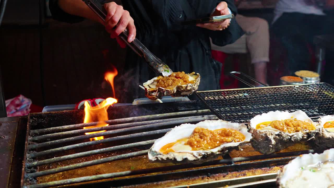 불꽃 과 연기 로 김 을 하고 있는 오스트리