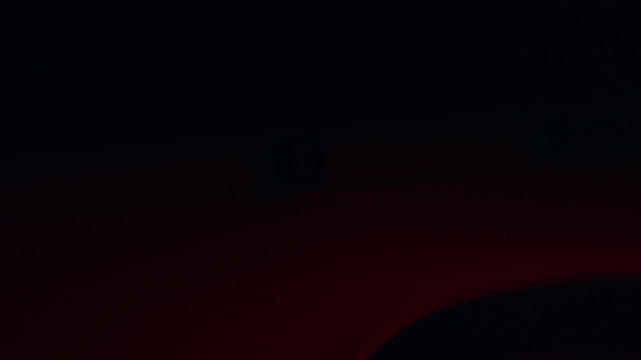 luces de emergencia brillando en el coche de ambulancia por la noche. coche estacionado en la calle