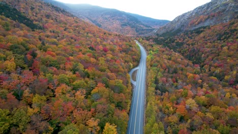 Vista-Aérea-Paso-De-Montaña-En-Nueva-Inglaterra-Durante-El-Cambio-De-Hojas-De-Otoño