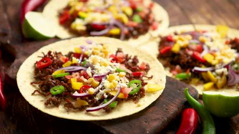 tortillas de maíz saludables con carne de res a la parrilla pimientos picantes frescos queso tomates