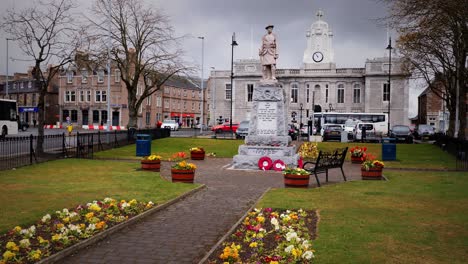 Inverurie-War-Memorial-Con-Una-Estatua-De-Gordon-Highlander-Frente-Al-Ayuntamiento-De-Inverurie