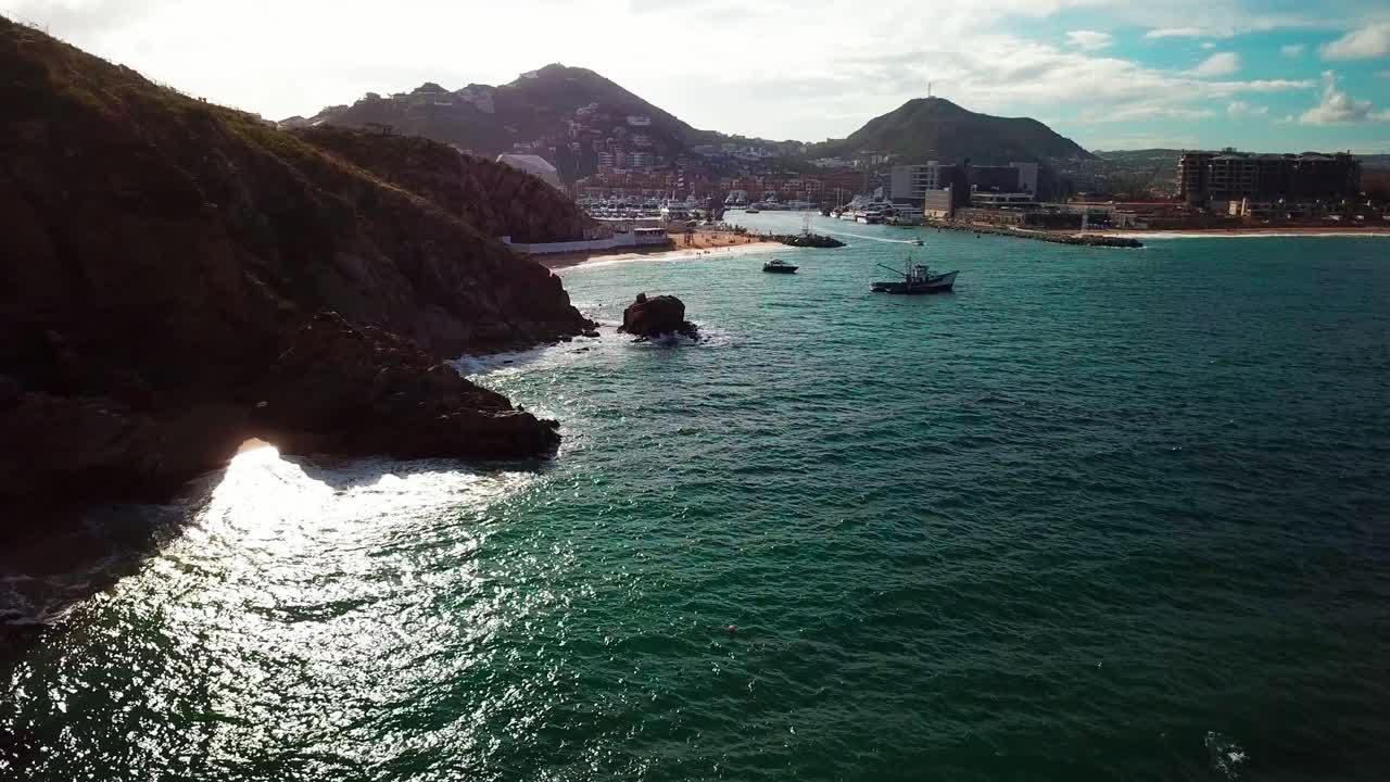 toma aérea ascendente del puerto de cabo san lucas