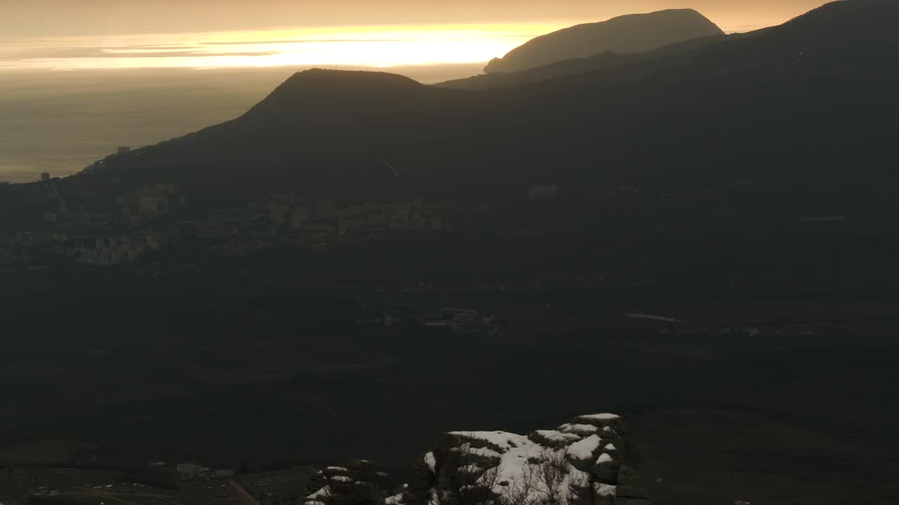 восход солнца над горами и городом