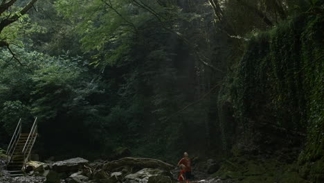 un profundo cañón forestal con gente