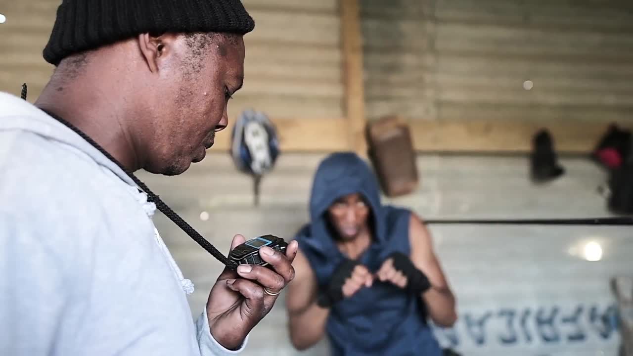 боксер занимается теневым боксом в спортзале.