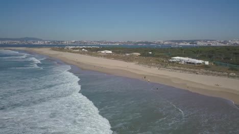 Sich-An-Einem-Sonnentag-Am-Strand-Bewegen