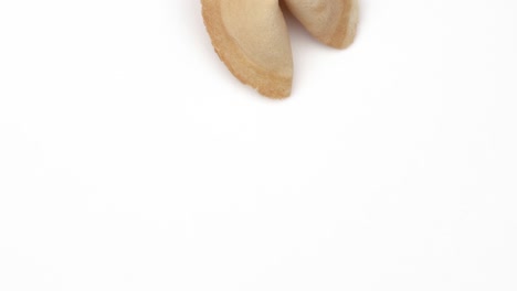 primer plano de una galleta crujiente girando lentamente sobre la mesa. vista de arriba. aislado, sobre fondo blanco.
