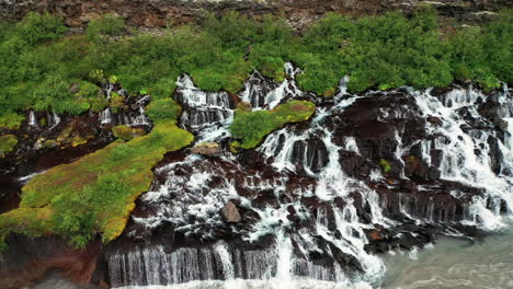 Naturparadies-Landschaft-An-Den-Hraunfossar-wasserfällen,-Die-Von-Weniger-Porösen-Felsvorsprüngen-In-Westisland-Nach-Hvita-Stürzen