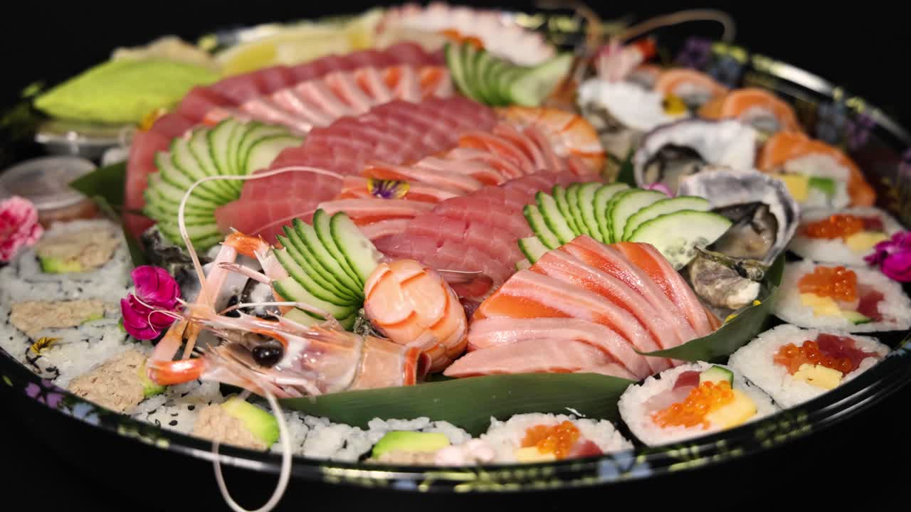 exhibición rotativa de una selección diversa de sushi
