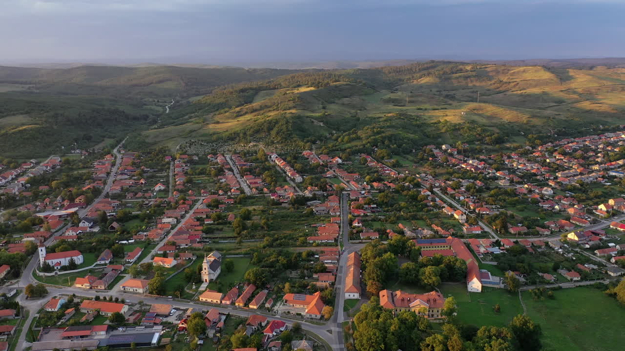 여름 헝가리에서 조감도 마을 일몰