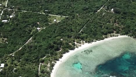 pueblo de vanuatu en la impresionante playa de coral bajo el agua