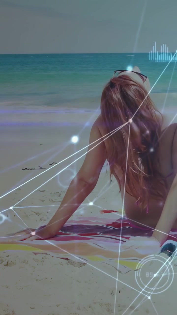 Video verticale: Donna seduta su un asciugamano che cambia postura mentre un HUD animato si estende al busto per la tecnologia