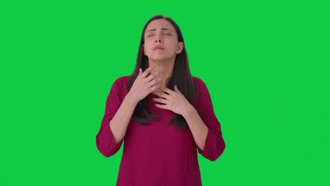 mujer india que tiene un ataque de asma pantalla verde