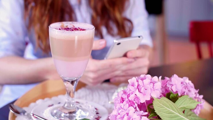 新鮮なコーヒーやラテのグラス