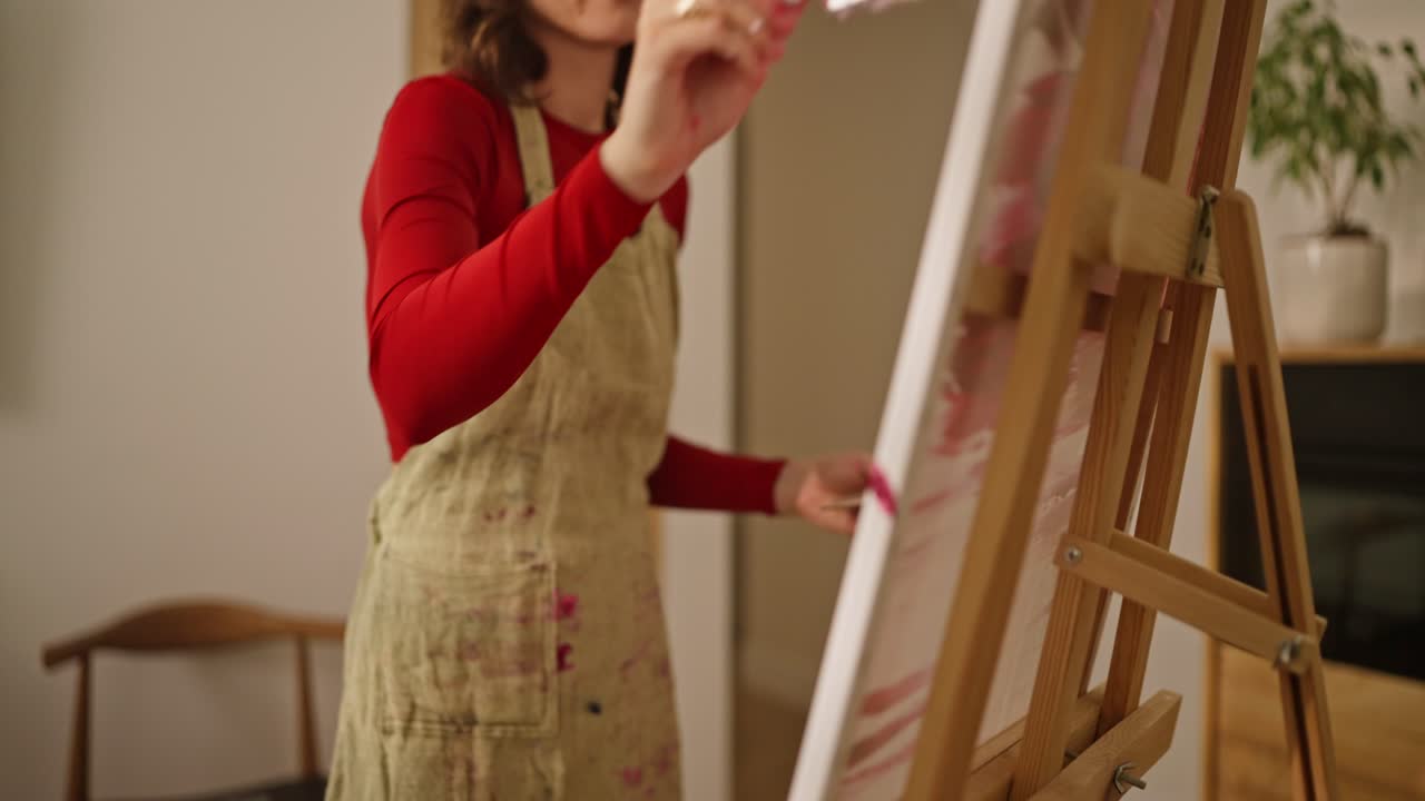 기둥 위 에 있는 여자 그림