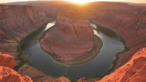 Atemberaubende-Und-Erstaunliche-Aussicht-Auf-Die-Hufeisenbiegung-Bei-Sonnenuntergang-Mit-Orangefarbenen-Klippen