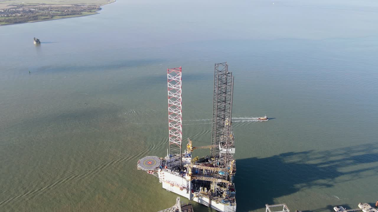 plataforma petrolífera amarrada en el punto de vista de drones aéreos de sheerness