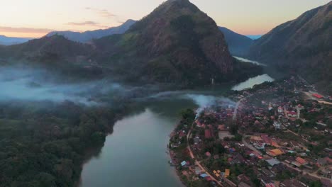 aerial al atardecer de la aldea de nong khiaw en el norte de las montañas de laos paisaje natural del río