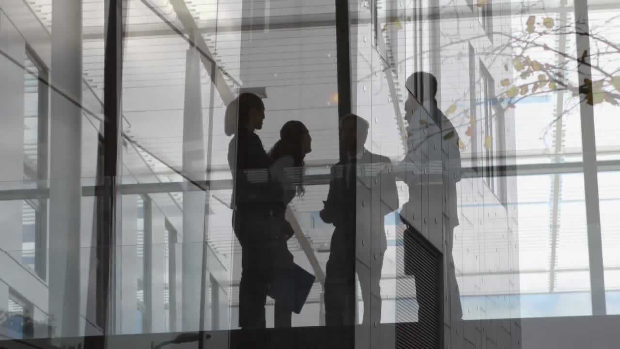 Animação de prédio de escritórios sobre pessoas de negócios conversando em um escritório moderno