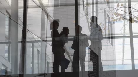 animação de edifício de escritórios sobre pessoas de negócios falando em escritório moderno