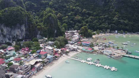 panorámica aérea a través de las aguas del océano hacia la bahía de el nido filipinas casas