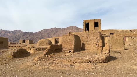 Ruinas-Del-Desierto-Vivienda-Asentamiento-Central-Irán-Caliente-Calor-Cálido-Clima-Seco-Nublado-Cielo-Azul-Sol-Luz-Mañana-Tradicional-Barro-Arcilla-Ladrillo-Casa-Arquitectura-Local-Diseño-Abandonado-Rural-Pueblo-Vista-Amplia