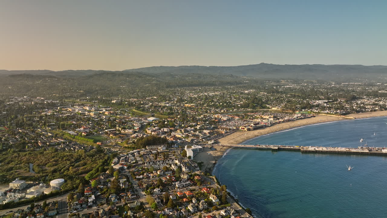santa cruz california antena v5 barrio del faro de sobrevuelo que captura el encantador paisaje urbano, el popular muelle municipal recreativo y el parque de diversiones junto al mar - filmado con mavic 3 cine - mayo de 2022