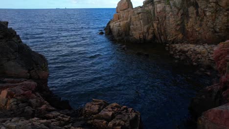 rocas rojas junto al mar