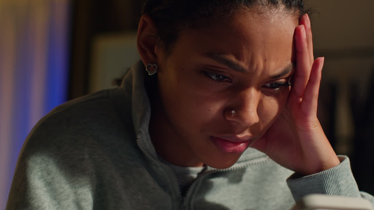 mujer estresada por el teléfono inteligente