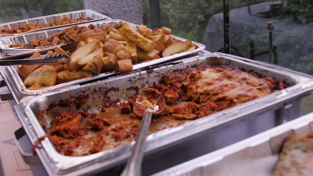 은쟁반에 담긴 다양한 식품